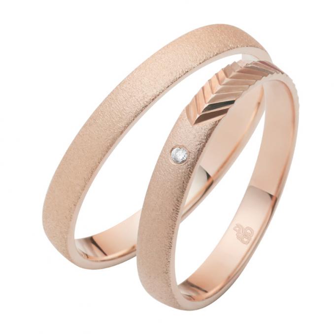 Aufnahme von schmalen Trauringen aus Roségold mit Diamanten sandmattiert mit Blattmuster
