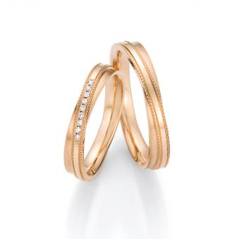 Aufnahme von Roségold Eheringen mit hervorgehobenem mittelstreifen mit neun Diamanten