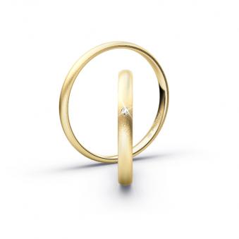 Aufnahme von schlichten sandmatten Trauringen aus Gelbgold mit Diamant mit 2,5 mm Breite 