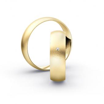 Aufnahme von schlichten sandmatten Trauringen aus Gelbgold mit Diamanten mit 6 mm Breite