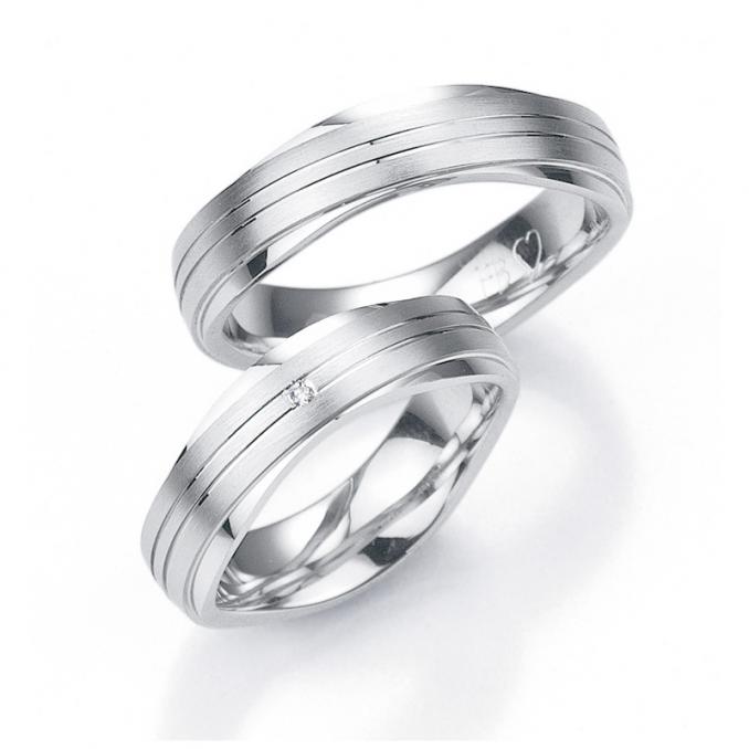 Aufnahme von Eheringen aus platiniertem Silber mattiert im wellenförmigen Design mit Diamanten