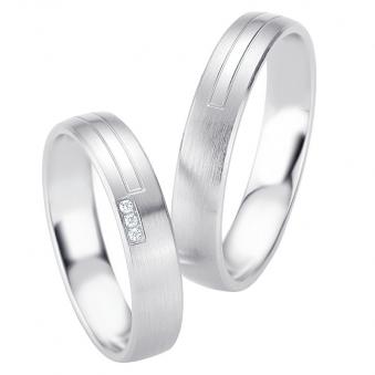 Aufnahme von Eheringen aus platiniertem Silber mit drei Diamanten und mattiertem Streifenmuster