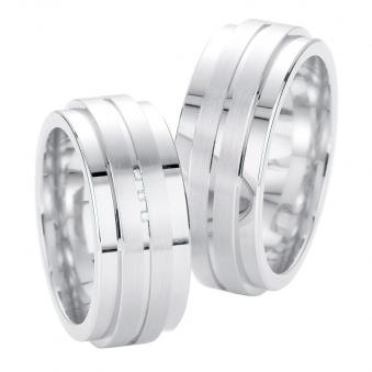 Aufnahme von Eheringen aus Silber platiniert poliert mit zwei mattierten Streifen und drei Diamanten