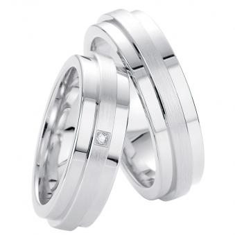 Aufnahme von Eheringen aus Silber poliert mit längsmattiertem Streifen und mittigem Diamanten 