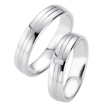 Aufnahme von Eheringen aus Silber hochpoliert mit zwei Diamanten und mattiertem mittigem Streifen