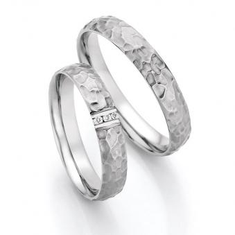 Aufnahme von Eheringen aus Edelstahl mit gehämmerter Oberfläche und drei Diamanten