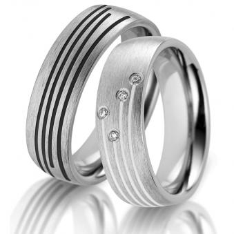 Aufnahme von Eheringen aus Titan mit vielen Keramikstreifen in tollem Design und Diamanten