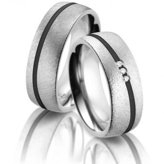 Aufnahme von Trauringen mit schwarzer Keramikeinlage quer gebürstet mit drei Diamanten