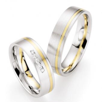 Aufnahme von Weißgold/Gelbgold Trauringen längsmatt mit Streifen und 5 Steinen