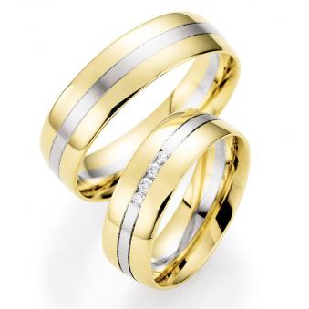 Aufnahme von Gelbgold Eheringen mit Weißgoldstreifen und vier Diamanten in viereckiger Vertiefung