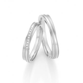 Aufnahme von Trauringen aus Weissgold in elegantem Design mit neun Diamanten