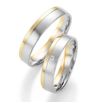  Aufnahme von Trauringen aus Weißgold&Gelbgold mit Diamanten in quadratischer Fassung