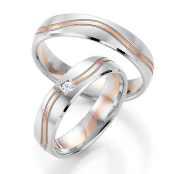 Aufnahme von Eheringen aus Weißgold & Roségold mit Wellenmuster und weißem Diamanten