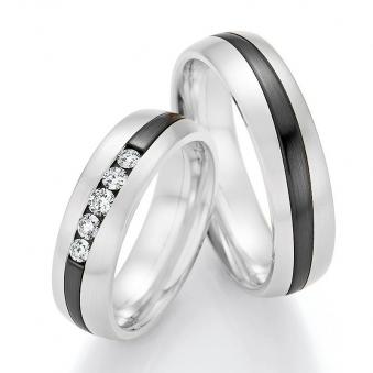 Aufnahme von Trauringen aus Weißgold&Zirconium mit fünf Diamanten längsmattiert 