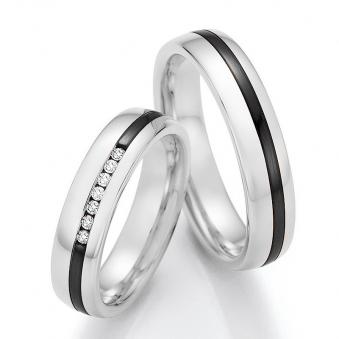 Aufnahme von Eheringen aus Weißgold & Zirconium mit sieben Diamanten und schwarzem Streifen am Rand 