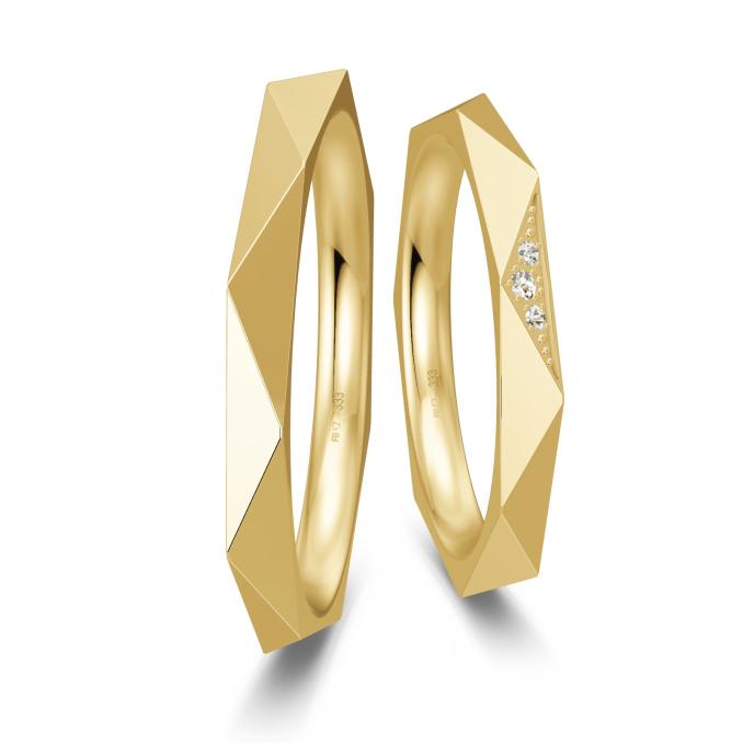 Gelbgold Eheringe mit besonders markantem eckigen Design und 3 Diamanten