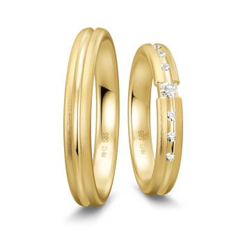Eheringe aus längs mattiertem Gelbgold mit sieben Brillianten in Rille 