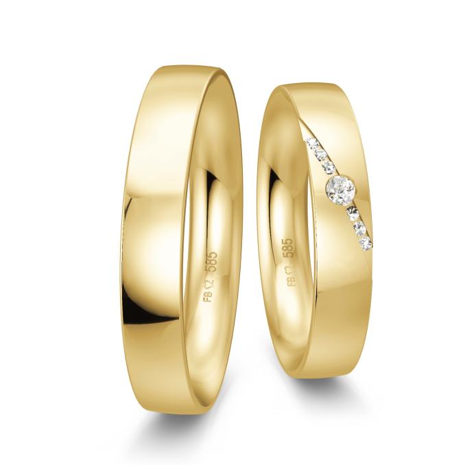 Eheringe in Gelbgold mit diagonal verlaufender Diamantrille