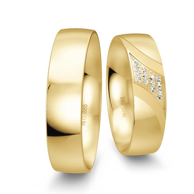 Eheringe in Gelbgold mit diagonal geschwungenem Diamantstreifen