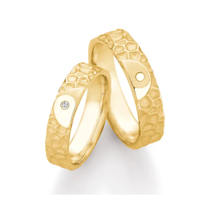 Eheringe aus Gelbgold mit Diamanten