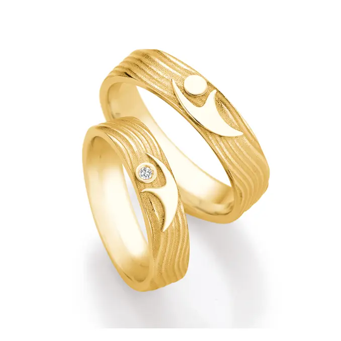 Eheringe aus Gelbgold mit interessantem Paarfigur-Symbol und Diamanten