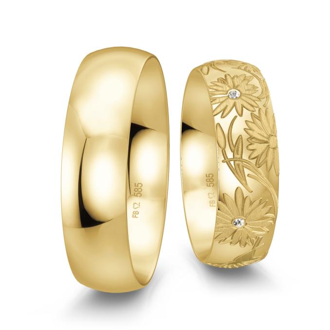 Gelbgold Trauringe mit floralem Dekor und vier zarten Diamanten