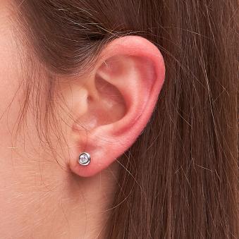 Aufnahme von Weißgold Ohrsteckern mit Zirkonia am Ohrläppchen 