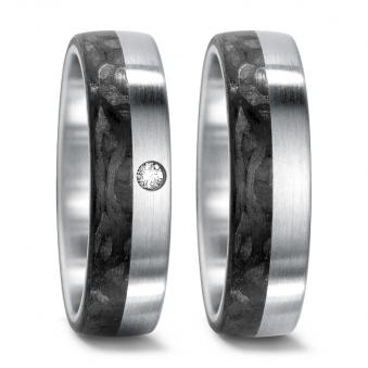 Aufnahme der Trauringe aus Carbon&Stahl schwarz-weiß mit strahlendem Brillianten