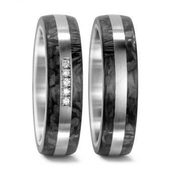 Aufnahme der Partnerringe aus Carbon und Edelstahl mit mattem Mittelstreifen und 5 Diamanten