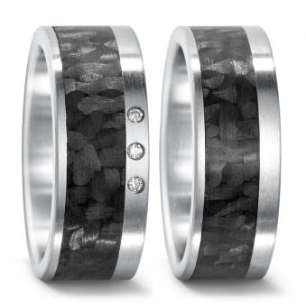 Aufnahme der Trauinge aus Stahl mit breitem Carbon Streifen und 3 Diamanten am Rand