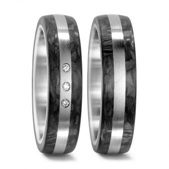 Aufnahme der Partnerringe aus Carbon und Stahl mit 3 Diamanten auf Mittelstreifen