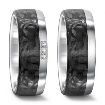 Aufnahme der Eheringe aus Stahl und Carbon mit weißem Rand und 3 Diamanten