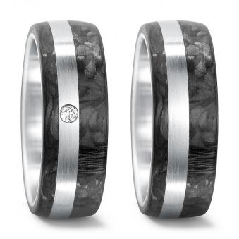 Aufnahme der Eheringe aus Carbon mit Stahl Streifen und Diamanten 