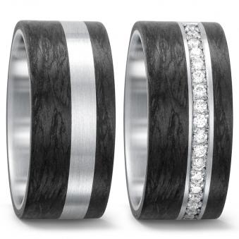 Aufnahme der breiten Eheringe aus Carbon und Edelstahl mit Brilliantenkette 