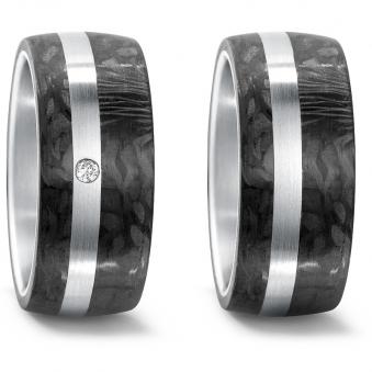 Aufnahme der breiten Carbon Trauringe mit Edelstahl Streifen und Diamanten