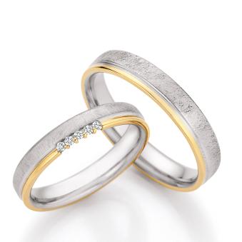 Bicolore Eheringe aus 585 Gelbgold & Platin sandmattiert mit 5 Diamanten 