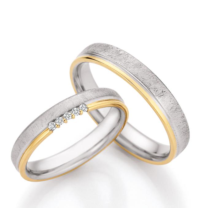 Bicolore Eheringe aus 585 Gelbgold & Platin sandmattiert mit 5 Diamanten