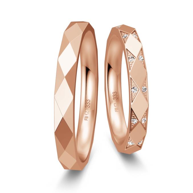 Roségold Eheringe mit eckig designter Struktur und 12 Brillianten