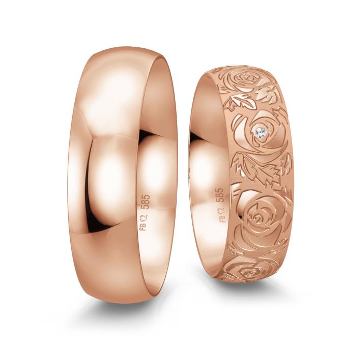 Roségold Trauringe mit Rosenmuster als Dekor und zartem Diamanten