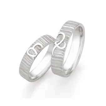 Eheringe aus Silber mit ringübergreifendem Herz und zwei Diamanten