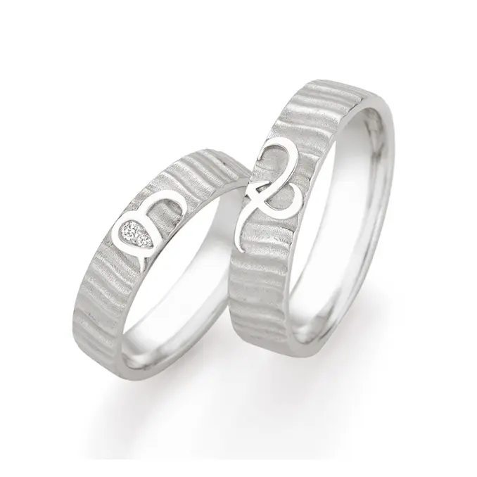 Eheringe aus Silber mit ringübergreifendem Herz und zwei Diamanten