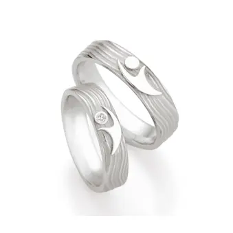 Eheringe aus 925er Silber mit ringübergreifendem Paarfigur-Symbol