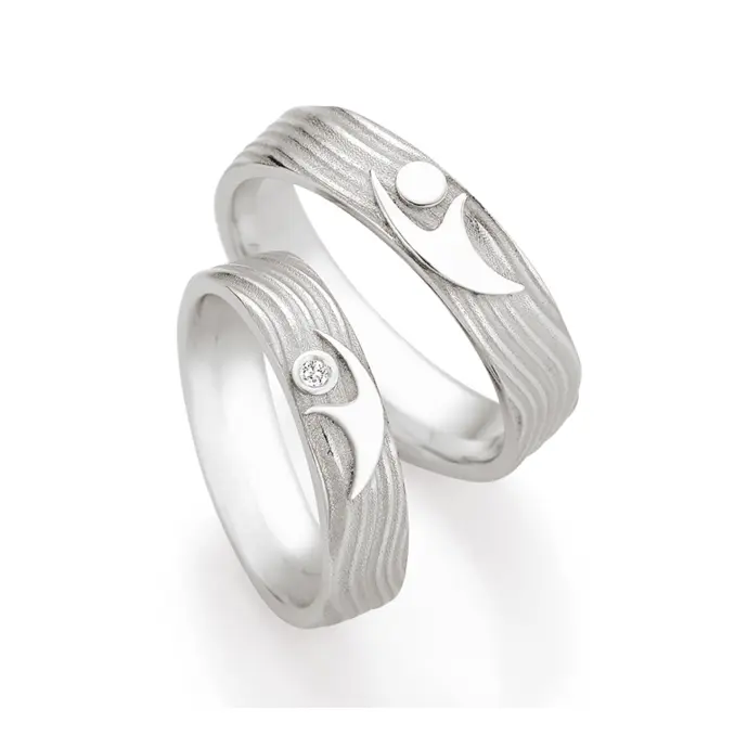 Eheringe aus 925er Silber mit ringübergreifendem Paarfigur-Symbol