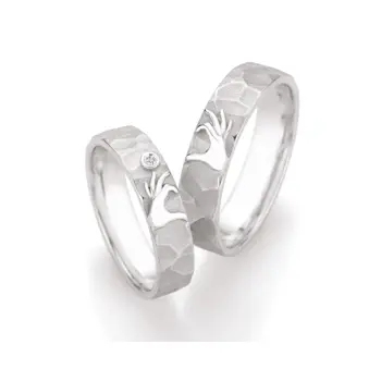 Eheringe aus Silber mit Händen als ringübergreifendes Herzsymbol 