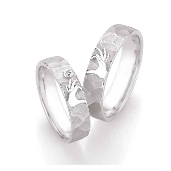 Eheringe aus Silber mit Händen als ringübergreifendes Herzsymbol