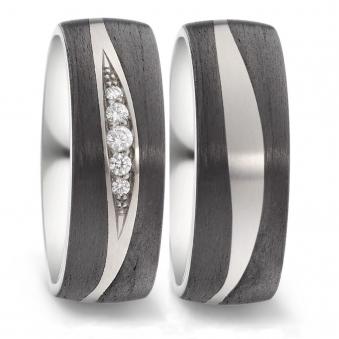 Aufnahme von Carbon & Titan Trauringen mit mehreren Diamanten