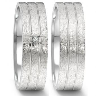 Markante Eheringe aus Edelstahl mit Eismattierung und Diamanten 5551019