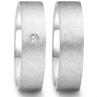 Beeindruckende kratzmattierte Eheringe aus Edelstahl mit Diamanten 5551014