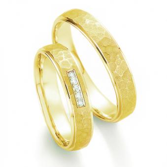 Aufnahme der Gelbgold Eheringe mit Diamanten und gehämmerter Oberfläche 