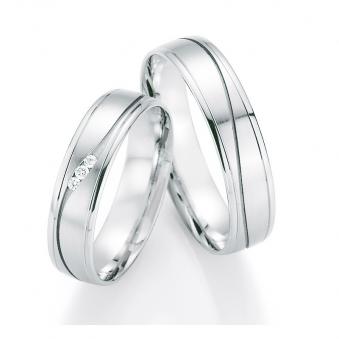 Aufnahme von Eheringen aus Weissgold mit polierten Rändern und Diamanten in sandmatter Rille